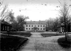 Tvåvånings bostadshus, två st envånings bostadshus.