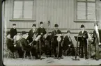 Musikföreningen Lyran 1888 utanför gamla folkskolan. Från vänster: Karlsson - Östman, Evald Tidblad, Arvid Jacobson, Efraim Larson, Johan Larson, Claus Meggerle, Jacob Jacobson, Hj. Lundin, Simon Smedberg.