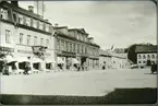 Stora torget med Svante Lundbergs hus i fonden. Senare vanligen kallat spritbolagets hus eller helt kort Bolaget. Då avdelningen mot Storgatan hade ölutskänkning benämdes denna oftast 