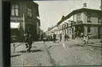 Stora torget, kv. Guldsmeden. Storgatan 18 - Dotorpsgatan 1 till höger. Mitt i bilden polis Hellström. Mannen med käppen t.v. heter Ljus.