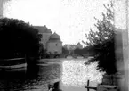 Örebro Slott och Kanslibron.
Grand Hotel i bakgrunden.
En båt på Svartån.