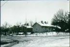 Kv. S:t Bernhard, Botvidsgatan 51-53. Foto av lokförare Bergströms fastighet Botvidsgatan 51, där d:r Nyblom skall bygga. Fotot taget från Falegatan. 12 mars 1936. Här talade Aug. Palm om socialismen för första gången i Falköping år 1884.