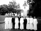 Privata konfirmander, 7 flickor, 2 pojkar och en präst.
Lillkyrka kyrka i bakgrunden.