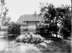 Envånings bostadshus med trädgård.
John Eriksson