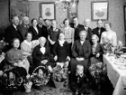 Rumsinteriör, släktgrupp 18 personer.
Änkefru Kristina Blomkvists 90 årsdag.