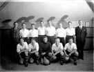 11 fotbollsspelare med ledare Ståhl.
Örebro Sportklubb