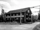 Tvåvånings byggnad. Lantmännens magasin vid Kvistbro station. Bilden måste vara tagen efter 1937 då järnvägen Örebro-Svartå elektrifierats. 
Örebro Läns Lantmäns Centralförening (beställare av bilden).