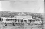 Mössebergs sanatorium, gamla badhuset, som brann 1870. I översta våningen bl.a. betjäningens rum, en man och en kvinna innebrändes. Gåva från fotograf Ögrens samlingar.