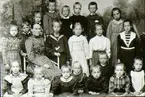 Rantens småskola, skolklass med  lärarinna fröken Maria Josefsson. 1898.  Bakre raden, pojkar: Fr. v. 1. Valdemar Eriksson, 2. Robert Sandgren, 3. Signe Malmström, 4. David Johansson, Flickor: 1. Helga Lundin, 2. Inez Bergkvist, 3. Bakom lärarinnan: Märta Nilsson, 4. Lärarinnan, 5. Helga Dahl, 6. Lydia Karlsson, 7. Anna Spångberg, 8. Märta Svahn, 9. Osta Andrésen. Första raden: Sigrid Johansson, 2. Hanna Fahlgren, 4. Ingeborg Johansson, 5. Mary Strömberg, 7. Elsa Öberg. Osäkert om stavning av efternamnet  Andrésen är riktigt. Bild A-1087 är av bättre kvalitet än bild A-1193.