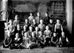 Engelbrektsskolan, klassrumsinteriör, 22 skolbarn med lärarinna Elsa Linderholm.
Klass 2, sal 16.