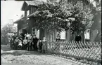 Kv. Kopparslagaren, Repslagaregatan 31, Ambjörnsgatan 3. Hus (numera rivna) längs Ambjörnsgatan. Hyresgästerna i huset, sommaren 1899.