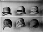 Sex damhattar.
Örebro Strå & Filthattfabrik, Nygatan 11A, Örebro.