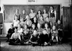 Almby Östra skola, klassrumsinteriör, 23 skolbarn med lärarinna fröken Gerda Holmer.
Klass 6Dd, sal 1.