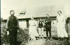 Folkagården, Friggeråkers sn, 1914. Från vänster: Lars Johan Thorin, hans hustru Sofia-Gustava, Birger Thorin, Edvard och Olivia Thorin.