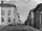 Tvåvånings bostadshus.
Storgatan norrut från Järntorget.