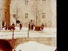 Örebro Slott, sex herrar vid två kanoner, kanoninvigningen.
Stereofotografi.