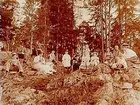 Nio barn, fyra kvinnor och tre herrar på picknick i Brickebacken.
Fotograf Sam Lindskog