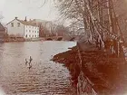 Trevånings bostadshus från 1700 - talet, Arbetshuset. Till vänster envånings bostadshus, till höger Kanslibron.