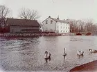 Trevånings bostadshus från 1700 - talet, Arbetshuset. Till vänster en vånings bostadshus, till höger Kanslibron.