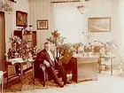 Rumsinteriör, en man i fåtöljen.
Ingenjör Gottfrid Lindströms 50 årsdag.