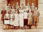 Norra Folkskolan, Högre Folkskolan eller Fortsättningsskolan, 20 skolflickor med lärare. Skolbyggnad i bakgrunden.
N. Bäck