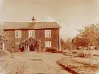 Tvåvånings bostadshus med förstubro. Gårdens namn är Dalen.

Birger Andersson
(genom Hushållningssällskapet 1927)