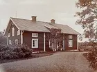 En och en halvvånings bostadshus.
Ivar Gustafsson
(genom Hushållningssällskapet 1927)