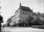 Stenhus i tre och fyra våningar med tornprydnad.
Hörnfastigheten Järnvägsgatan och Storgatan.
K.F.U.M.s huset.