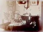 Rumsinteriör, en man i soffan.
Almström på 50 årsdagen.