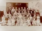 Hjärsta skola, klassrumsinteriör, 37 skolbarn med lärare herr Lund.