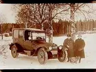 Personbil av märket Buick, T1205, två personer och en hund vid bilen.
G.A. Hellberg. 
Bilen är en 45 hästkrafters Buick som registrerades den 13:e juni 1921 och ägdes av Norra Bil- & Droskstation, S. Hellberg & Co, Örebro.