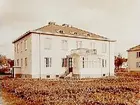 Tvåvånings villa.
Dövstumslärare Lage Karlsson.