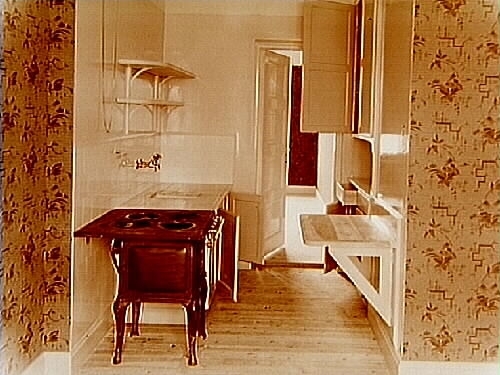 Köksinteriör.
Bostadsförmedlingens vicevärd Otto E. Andersen.