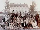 Almby skola, skolbyggnaden i bakgrunden.
31 skolbarn med lärare Albert Johansson.