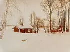 Envånings bostadshus, 3 personer vid stugknuten.
Lars Larsson