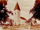 Mosjö kyrka och kyrkogården.