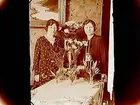 Rumsinteriör, två kvinnor.
Greta och Rakel Segerström