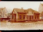 En och en halvvånings bostadshus med frontespis och två burspråk.
Huset nedrevs 1932.
Barkenlund, Örebro.