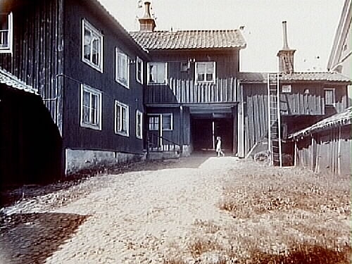 Tvåvånings vinkelbyggt bostadshus.
Gårdsinteriör.