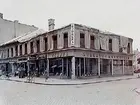 Tvåvånings bostadshus efter branden, övre våningen utbränd.
Fabrikör Johan Behrn