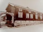 Schantzska gården, en och en halvvånings bostadshus i trä.
Reproduktion efter en bild från 1903.