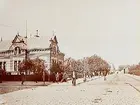 Milkontoret, envånings bostadshus med inredd vind.
Storgatan norrut från Järnvägsgatan.