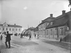 Åkerhielmska huset till höger på bilden.
Storgatan norrut från Järntorget.
Reproduktion efter ett foto från år 1903.