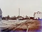 Till vänster Tulegatan mot norr, till höger Kilsgatan mot öster, till vänster skymtar gaveln på Brolyckans skola.
Reproduktion efter en bild tagen omkring 1910.