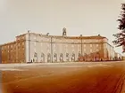 Fyra och en halvvånings skolbyggnad med litet torn på taket, Engelbrektsskolan, folkskola.