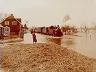 Kvismare Järnvägsstation kringfluten av vatten. Stationen och järnvägen helt översvämmat av vatten.