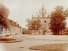 Viks Slott, trevånings slottsbyggnad.
Folkhögskola, skolbyggnad.