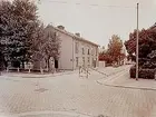 Tvåvånings bostadshus i trä, i korsningen Nygatan och Trädgårdsgatan, f.d. Lundholmska gården.