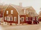 Gryta Ålderdomshem, envånings bostadshus med inredd vind, brutet tak, burspråk, balkong och veranda.