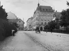 Tvåvånings bostadshus i trä till vänster på bilden. A.P. Kjellgrens Brödfabrik.
Storgatan söderut från Järnvägsgatan.
Repro 1939 efter en äldre bild.